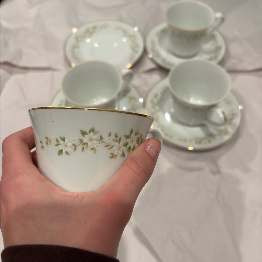 Ekco Vintage China Tea Cup and Saucer Set of 4 in ‘Spring Meadow’ Pattern - Picture 4 of 7
